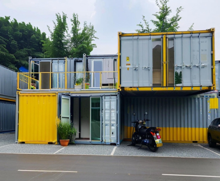 Modular container housing
